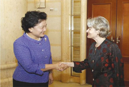 时任国务委员刘延东与时任教科文组织总干事I.Bokova共同签署《中华人民共和国政府与联合国教科文组织合作谅解备忘录》，明确表示了对HIST的重视与支持（2010年5月）