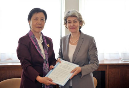 时任UNESCO总干事博科娃女士代表UNESCO签署HIST成立协议（2011年5月）