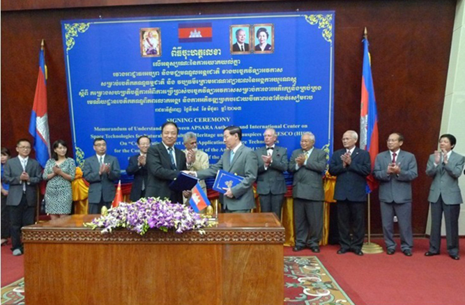 郭华东代表HIST与APSARA局长文那烈签署《合作备忘录》